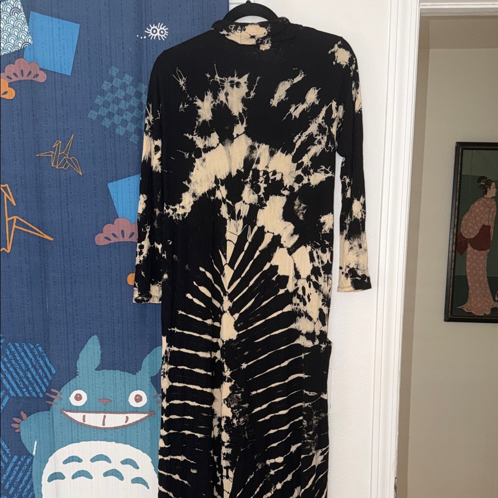 Black & Cream Tie-Dye Cover - Picture 3 of 3